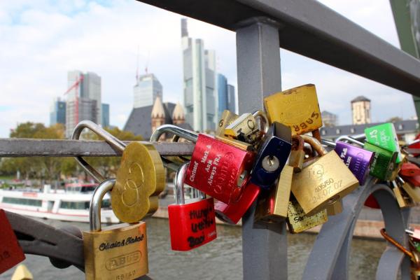 Eiserner Steg: Liebesschlösser, Touristenströme und schönster Weg nach Sachsenhausen