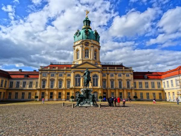 Schloss Charlottenburg: Barocker Glanz und weitläufige Gärten im Westen