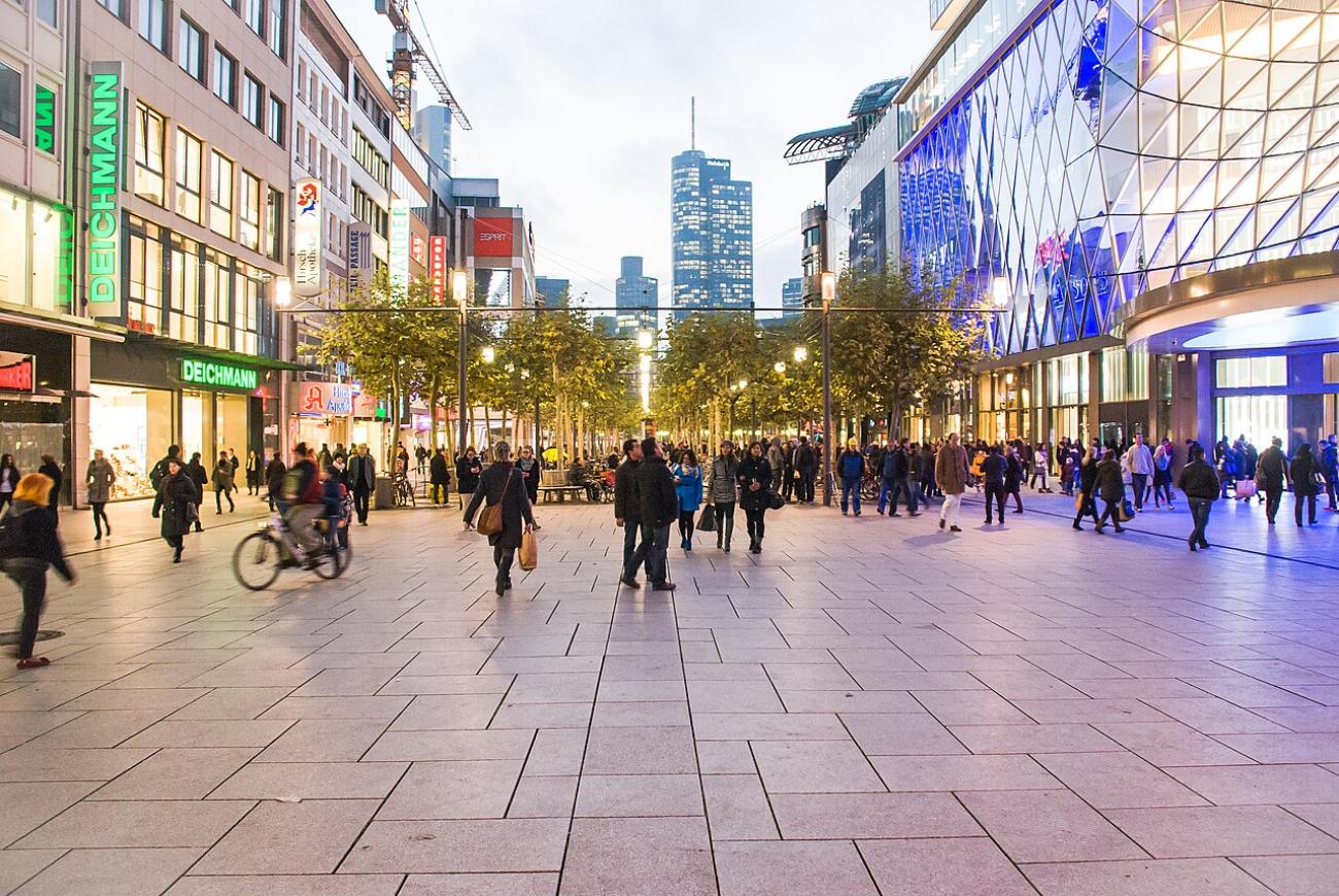 "Shop 'til you drop" auf der Zeil: Ein Guide durch Deutschlands umsatzstärkste Einkaufsmeile