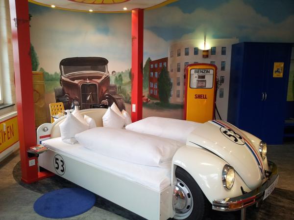 V8 Hotel & Co.: Übernachten im Auto-Themenzimmer – Ein Traum für Petrolheads