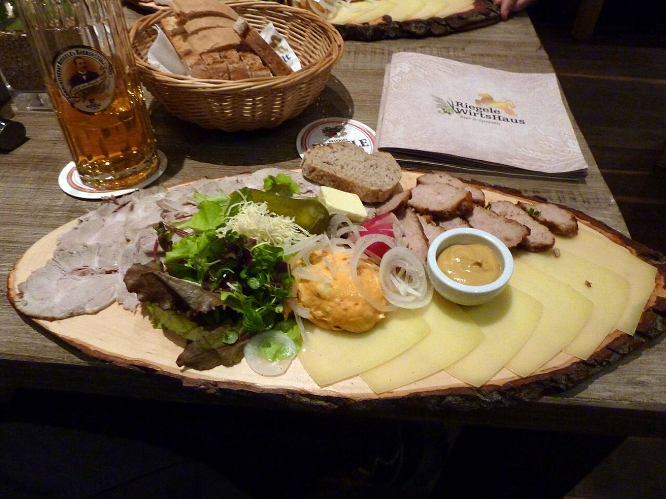Die Brotzeit-Platte: Was ist Obazda und warum gehört Radi dazu?