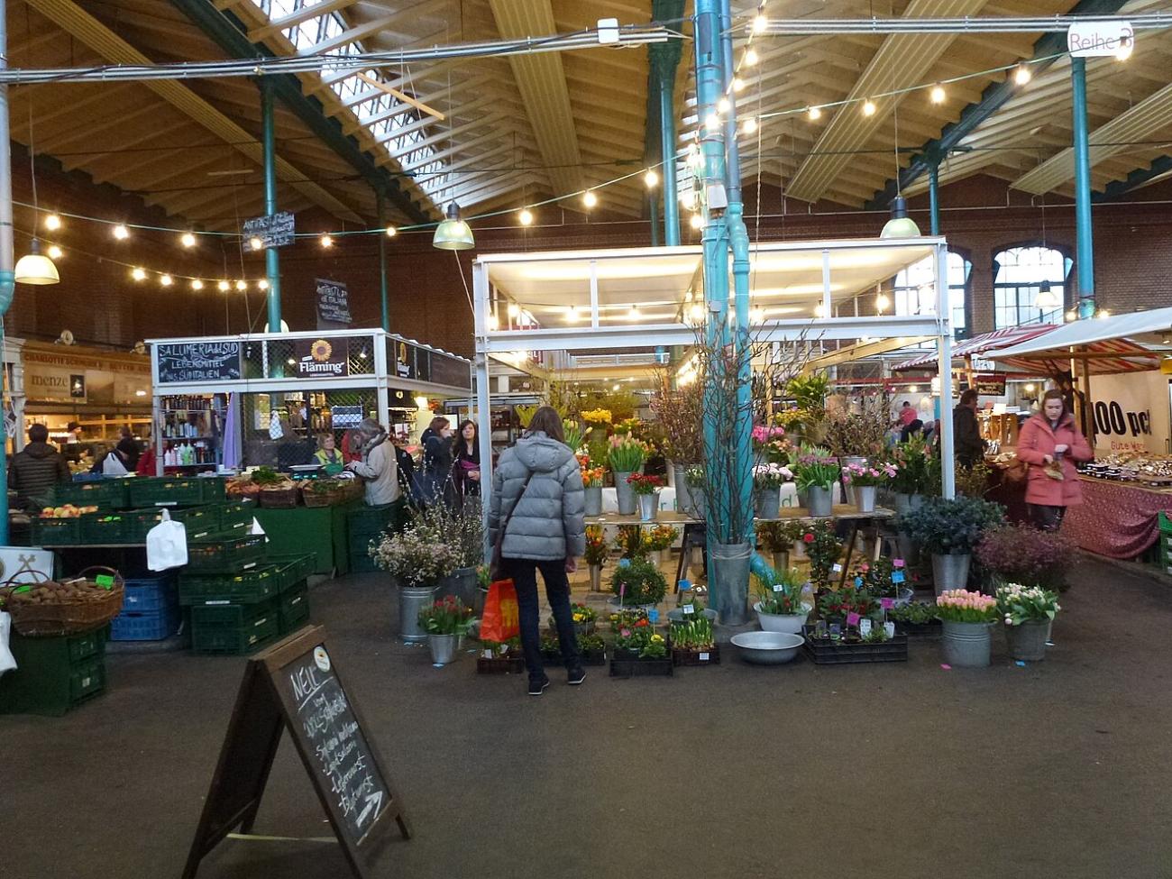 Die Markthalle Neun am Donnerstagabend: Kreuzbergs kulinarischer Hexenkessel