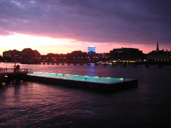 Das Badeschiff: Schwimmen in der Spree (ohne nass von der Spree zu werden)