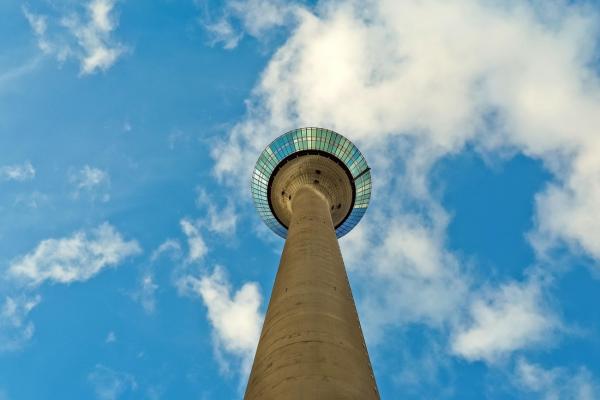 Der Rheinturm: Düsseldorfs höchstes Lichtspielhaus und die größte Dezimaluhr der Welt