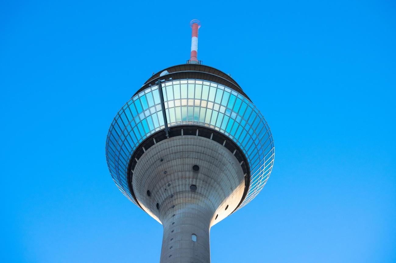 Der Rheinturm: Düsseldorfs höchstes Lichtspielhaus und die größte Dezimaluhr der Welt
