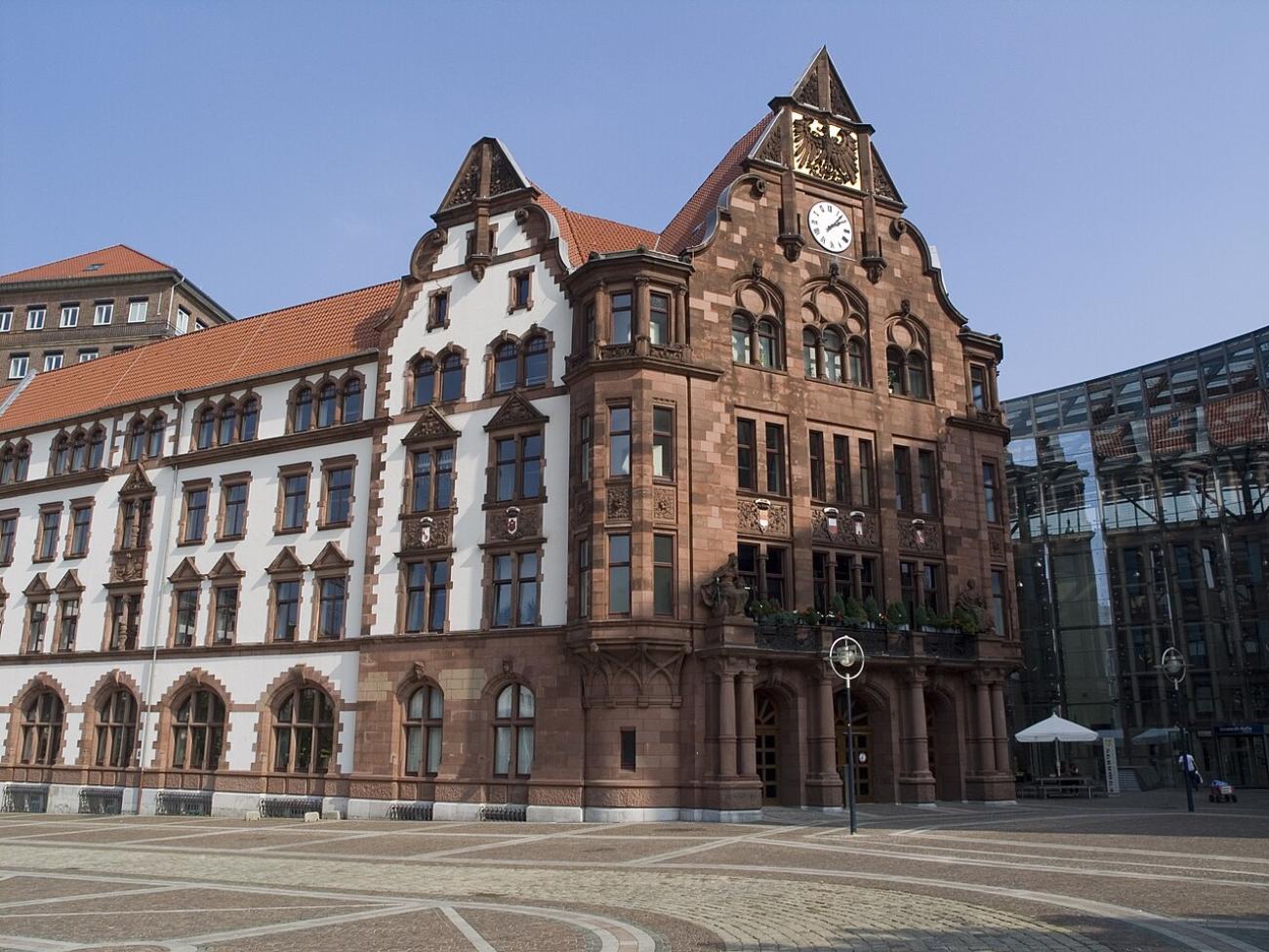 Der Friedensplatz: Wo Geschichte auf das moderne Rathaus-Ensemble trifft