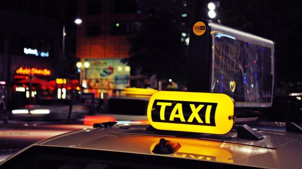Taxi, Uber oder Bolt? Wie du nachts am besten nach Hause kommst