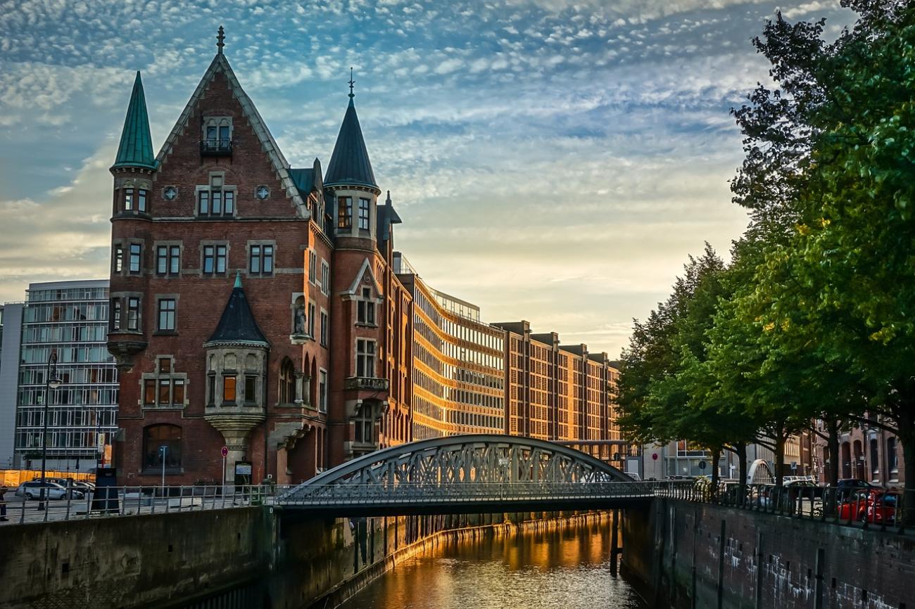 Die Speicherstadt: Roter Backstein, dunkle Fleete und der Duft von Kaffee