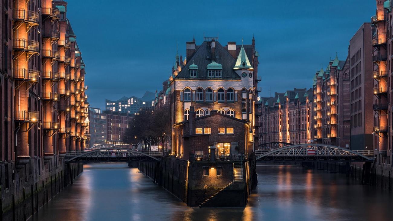 Die Speicherstadt: Roter Backstein, dunkle Fleete und der Duft von Kaffee
