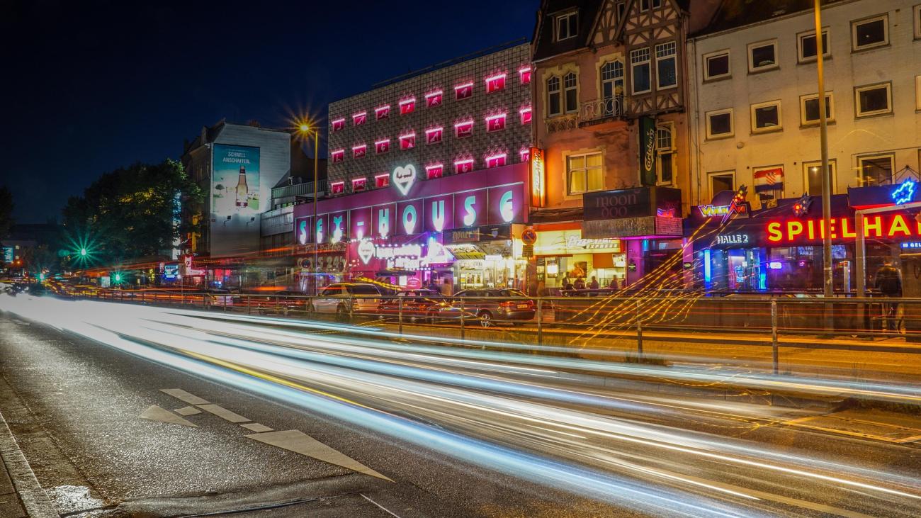 Reeperbahn: Wie du auf der "Sündigen Meile" feierst (und Touri-Fallen vermeidest)