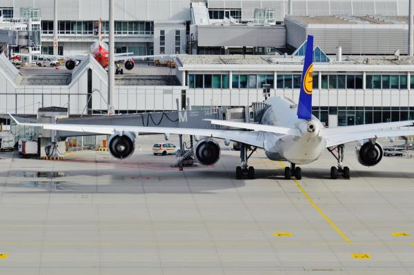 Flughafen-Transfer: S1 oder S8? Der schnellste Weg in die City (und der Lufthansa Bus)