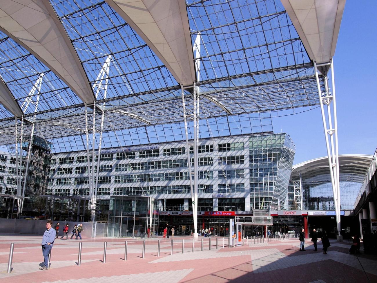 Flughafen-Transfer: S1 oder S8? Der schnellste Weg in die City (und der Lufthansa Bus)